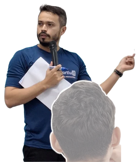 O professor Alisson Martins explicando a matéria com um microfone na mão, diante de um aluno